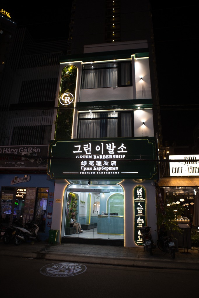 그린이발소 Green Barbershop 외관 야경 - 나트랑 이발소